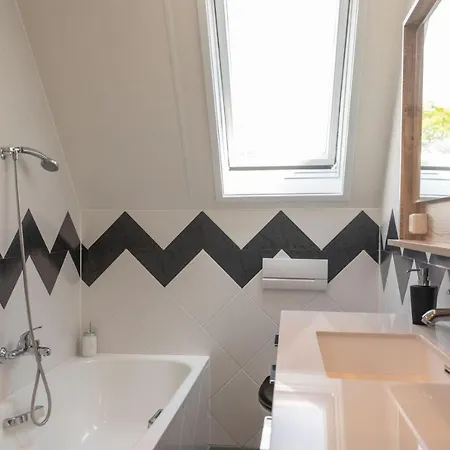 מלון Hotel-restaurant Loodsmans Welvaren 3*