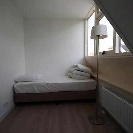 מלון Hotel-restaurant Loodsmans Welvaren 3*