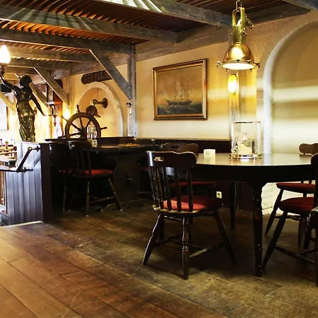 Hotel-restaurant Loodsmans Welvaren מלון 3*